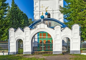 Святые ворота Покровского храма в селе Падерино