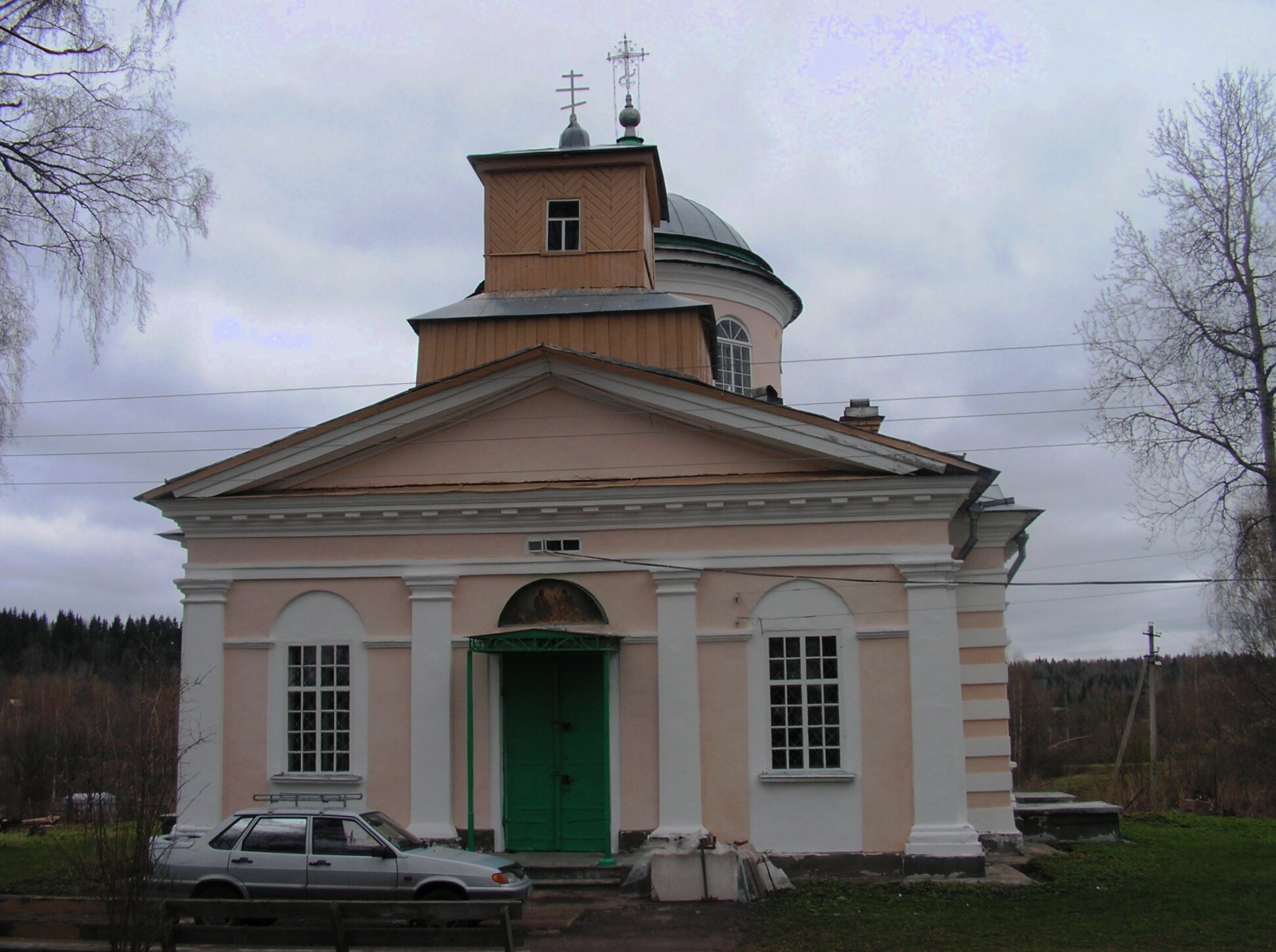 Церковь Святой Троицы в деревне Перетно