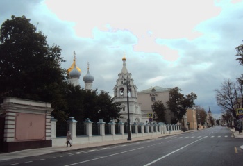 Храм Святителя Николая в Пыжах - фотография с оградой и воротами