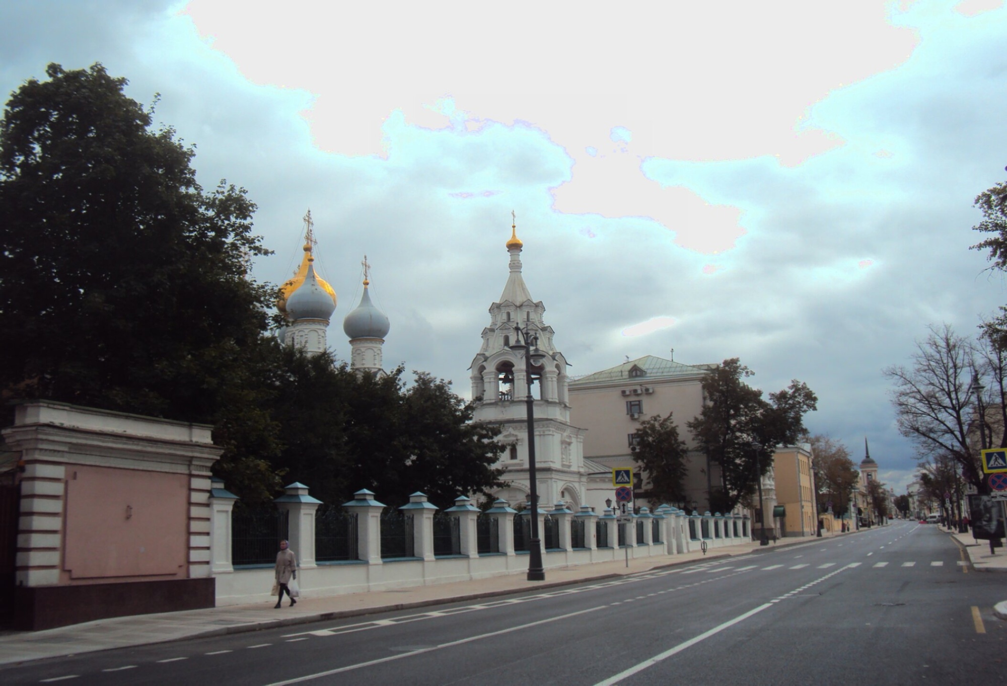 Храм Святителя Николая в Пыжах - фотография с оградой и воротами