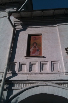 Казанская икона Божией Матери на фасаде храма в Коломенском