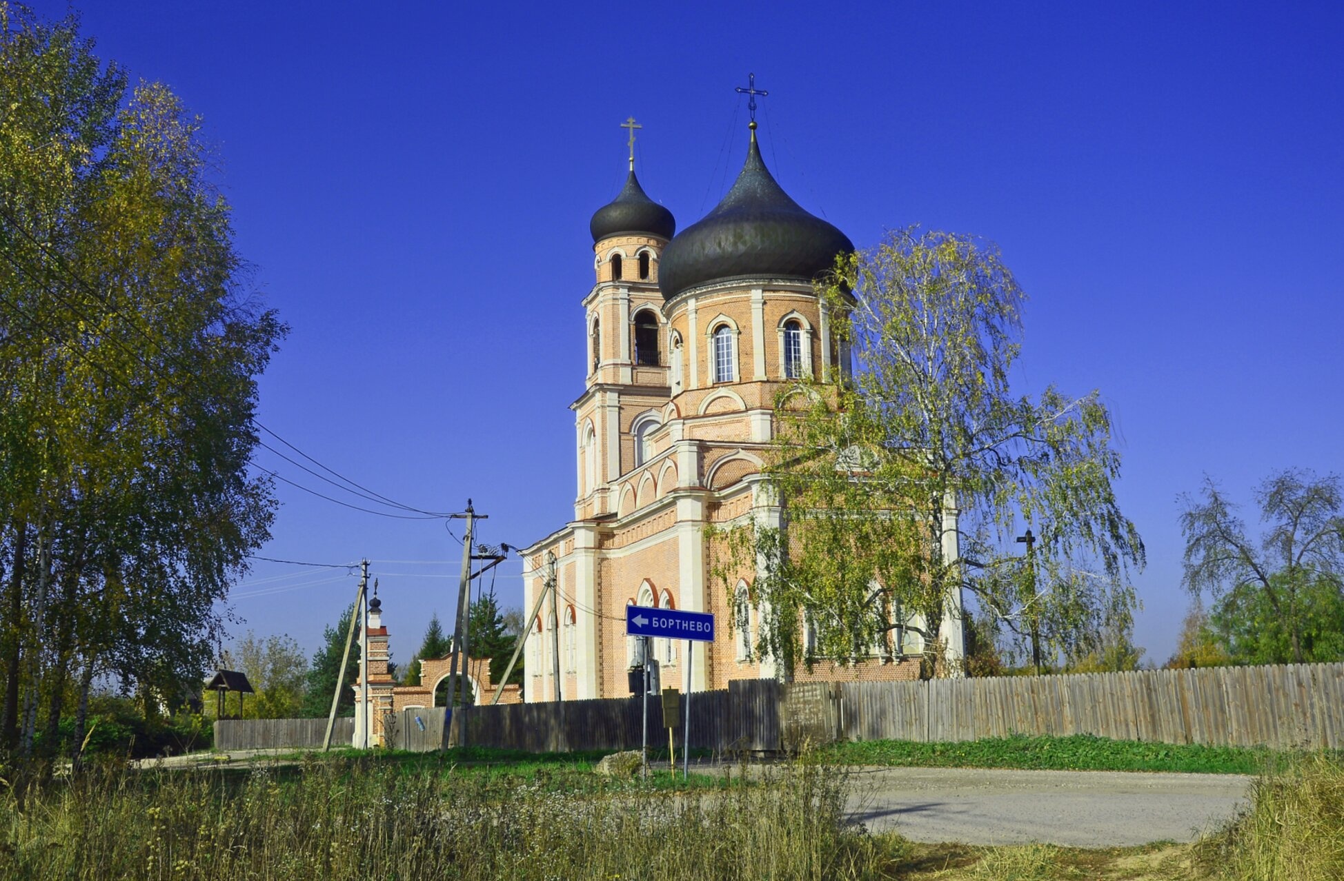 Крестовоздвиженский храм в селе Сокольниково: история и архитектура