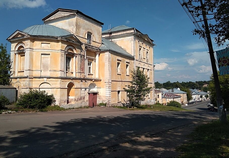 Успенская церковь в Торжке: вид с улицы Володарского