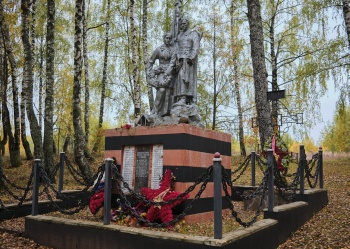 Братская могила советских воинов у Христорождественской церкви