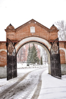 Небесные врата усадьбы Узкое: заснеженный символ истории и веры
