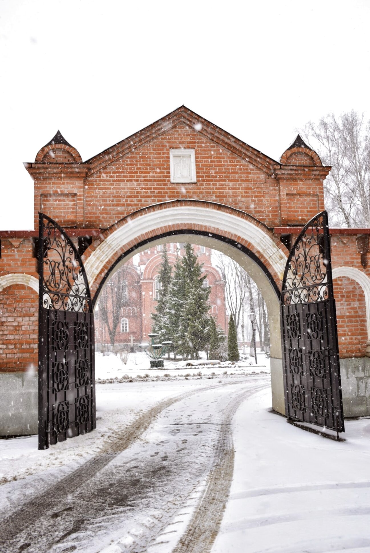 Небесные врата усадьбы Узкое: заснеженный символ истории и веры