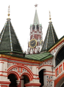 Храм Василия Блаженного и Спасская башня: архитектурная фотография