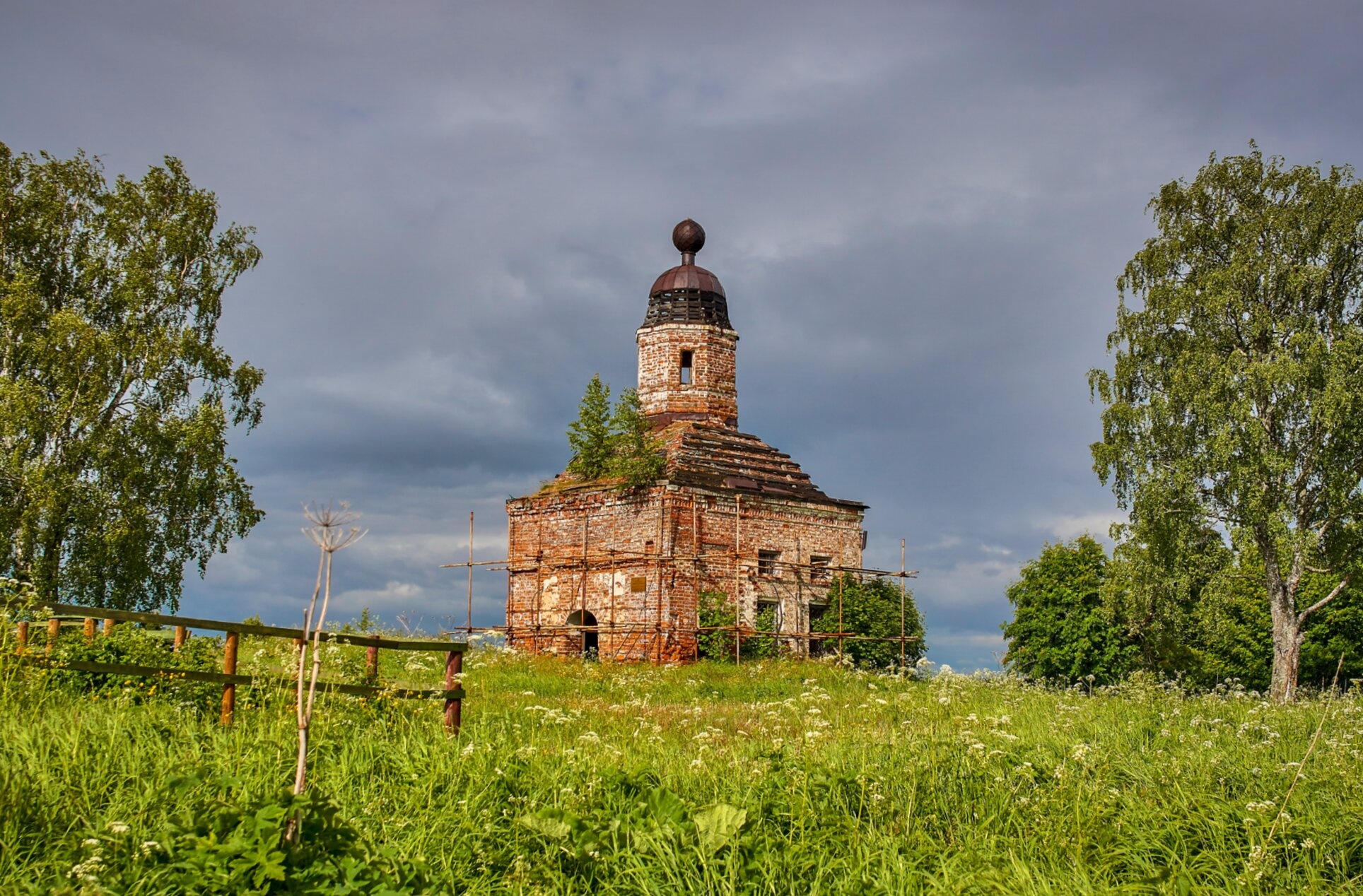 Надвратная колокольня с церковью Святого Духа в Холмогорах