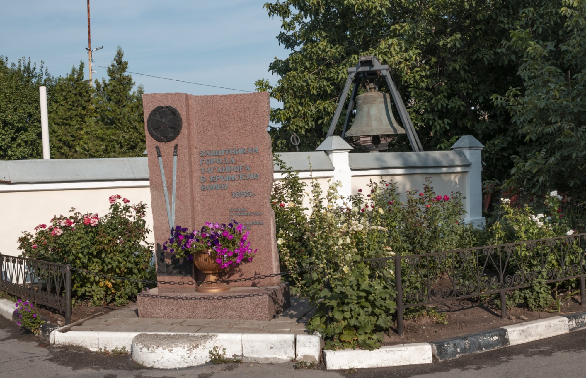 Памятник павшим воинам у Никольского храма в Таганроге