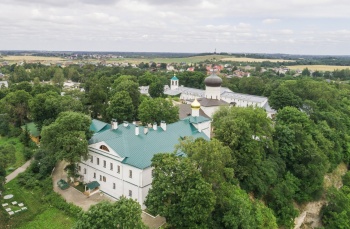 Снетогорский монастырь в Пскове: святая обитель на берегу Великой
