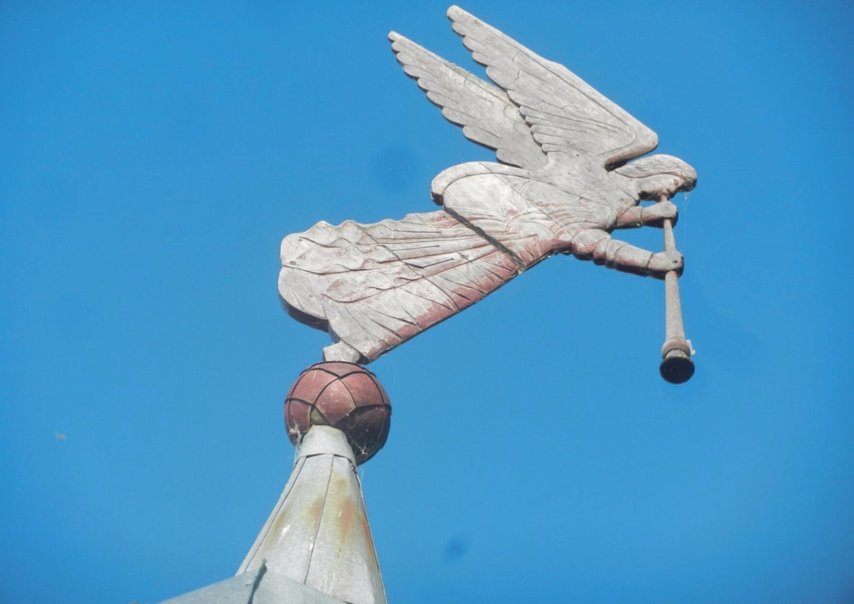 Флюгер в виде ангела с трубой на башне Авраамиево-Городецкого монастыря