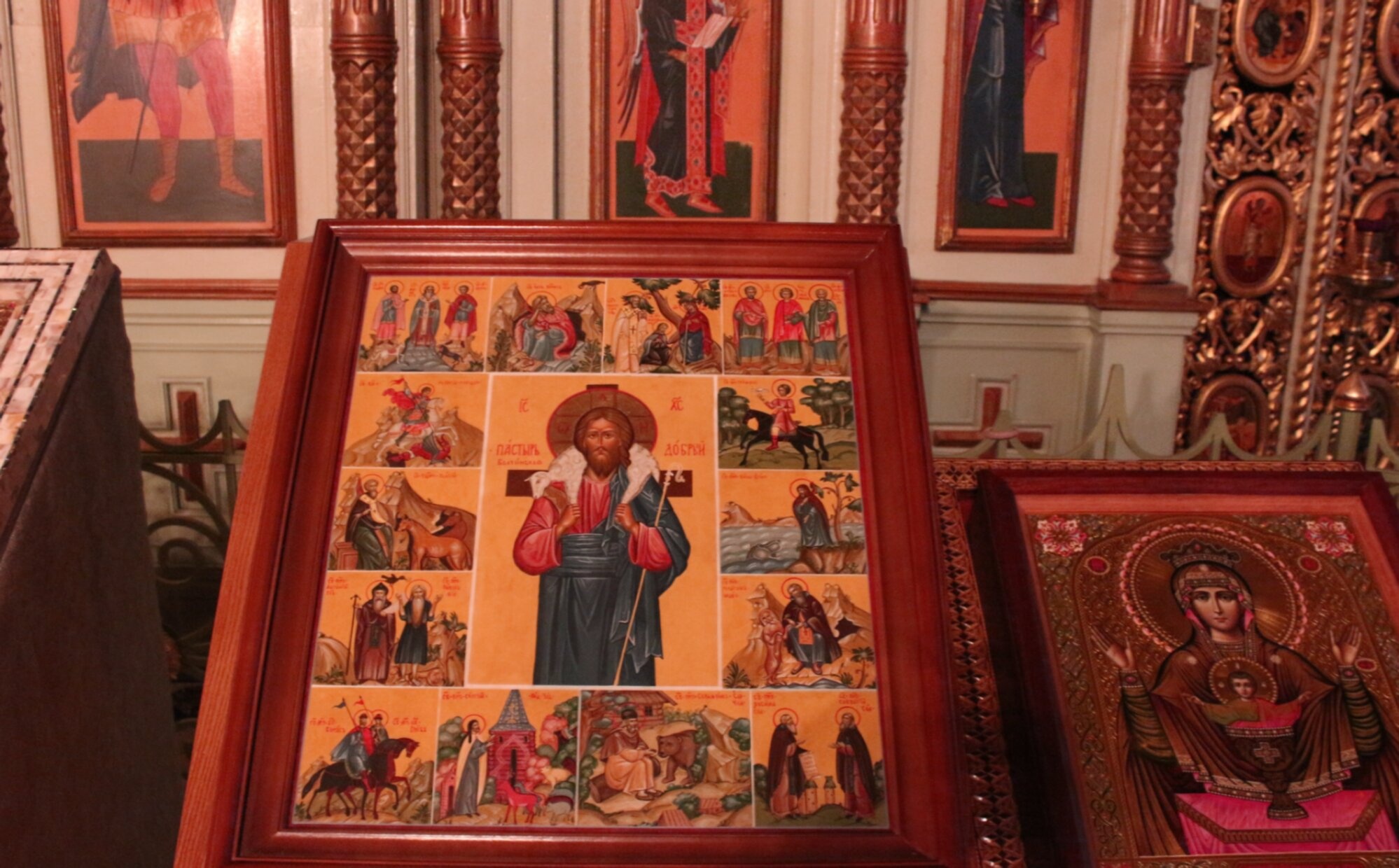 Православные иконы в интерьере храма