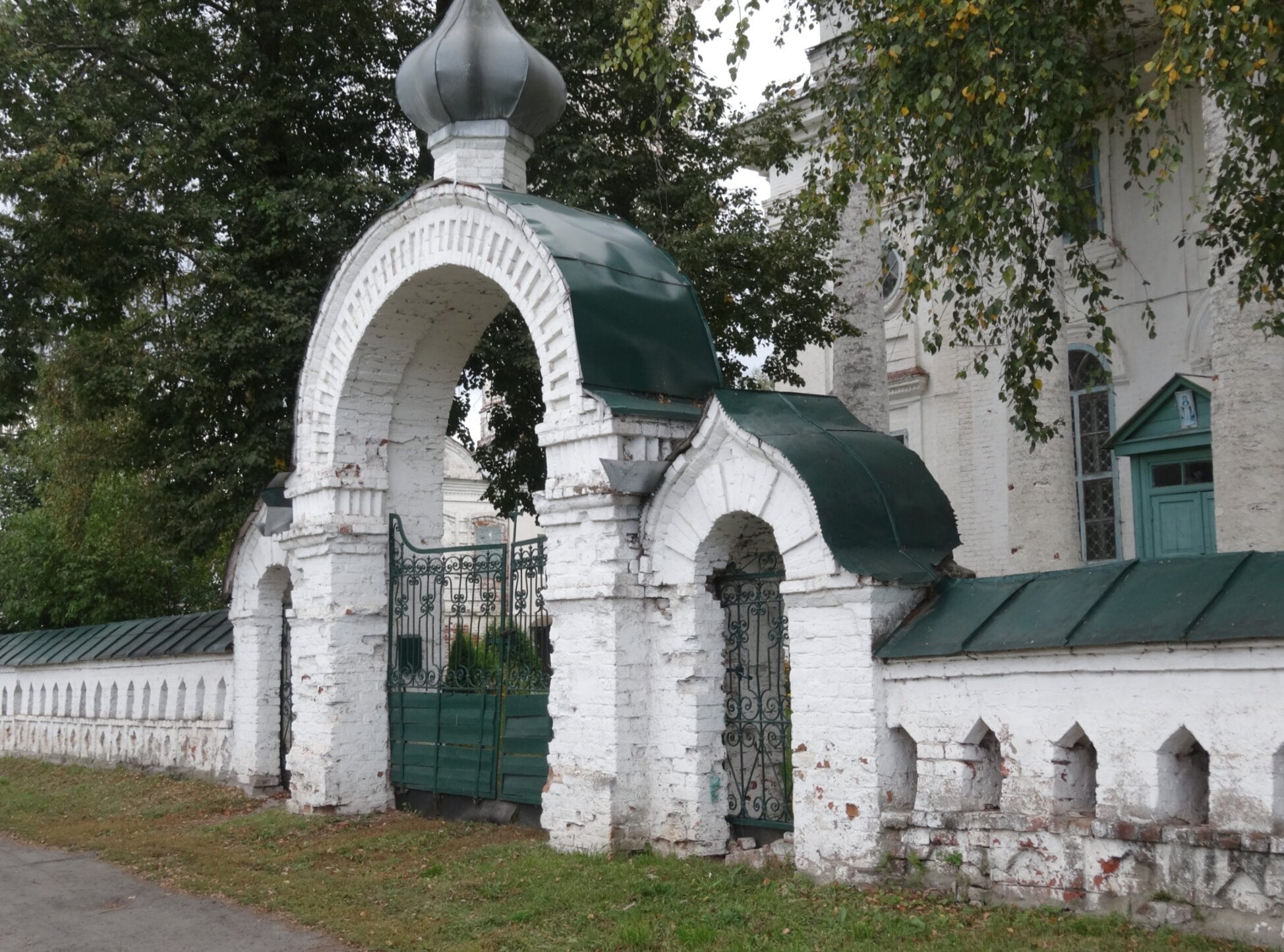Святые ворота Троицкой церкви в селе Острецово