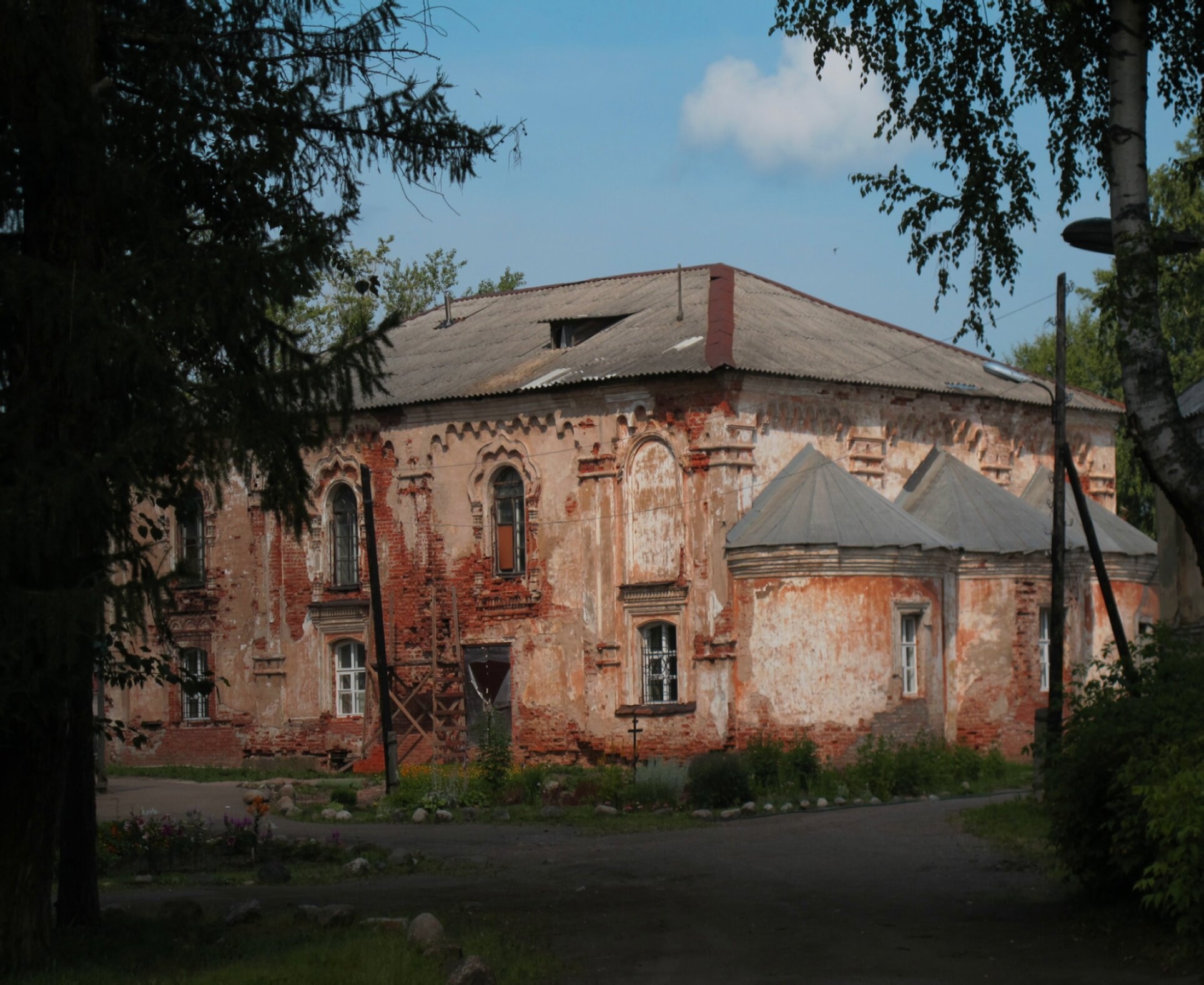 Введенский женский монастырь в Тихвине