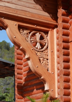 Резной декорт православного храма Архангела Михаила в Альтее