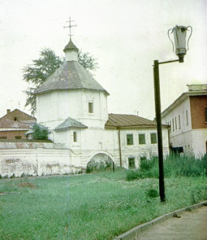 Надвратная церковь Феодора Стратилата в Свято-Троицком монастыре Чебоксар