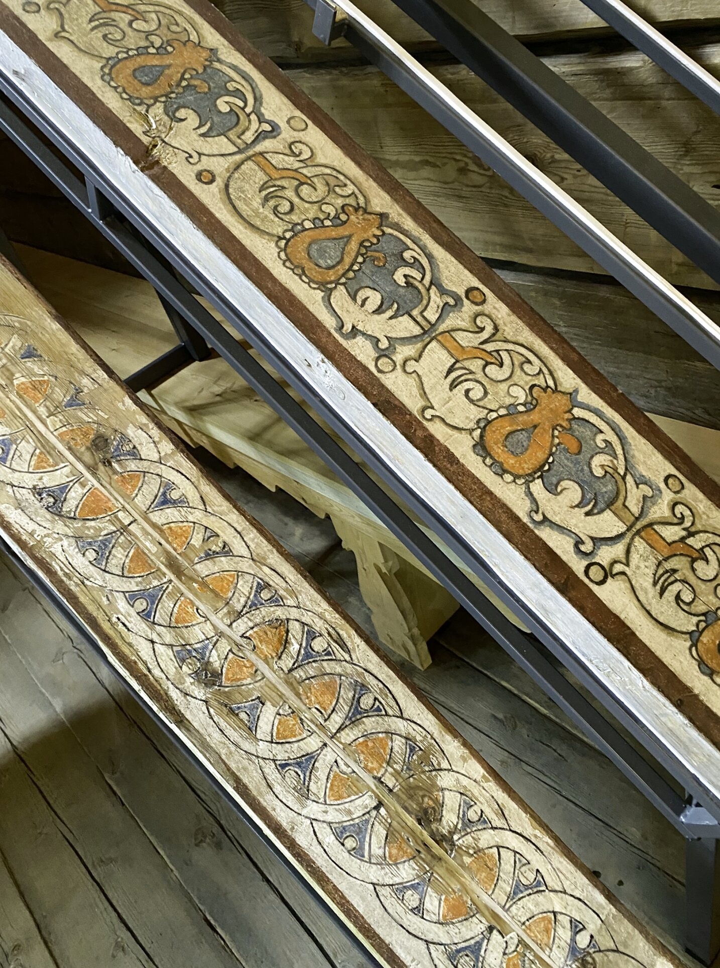 Резные декоративные балки Преображенской церкви на острове Кижи