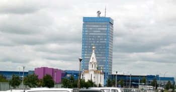 Здание заводоуправления АвтоВАЗа и часовня Святого Архангела Михаила в Тольятти