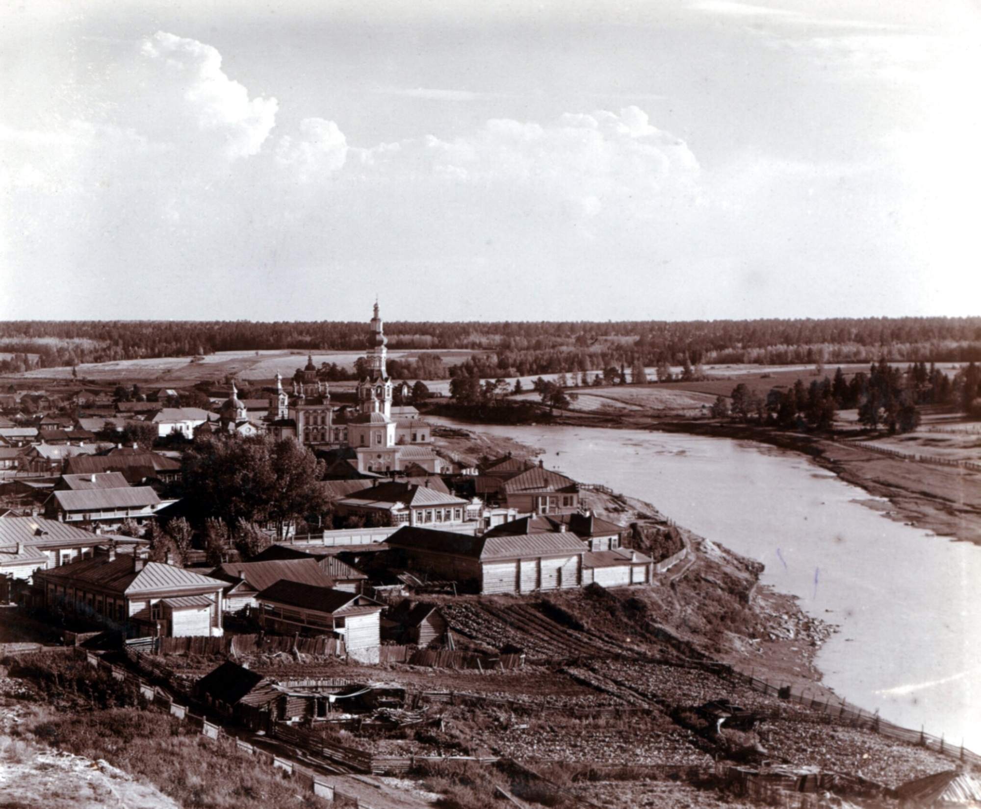 Панорамный вид Верхотурья с Покровским монастырём