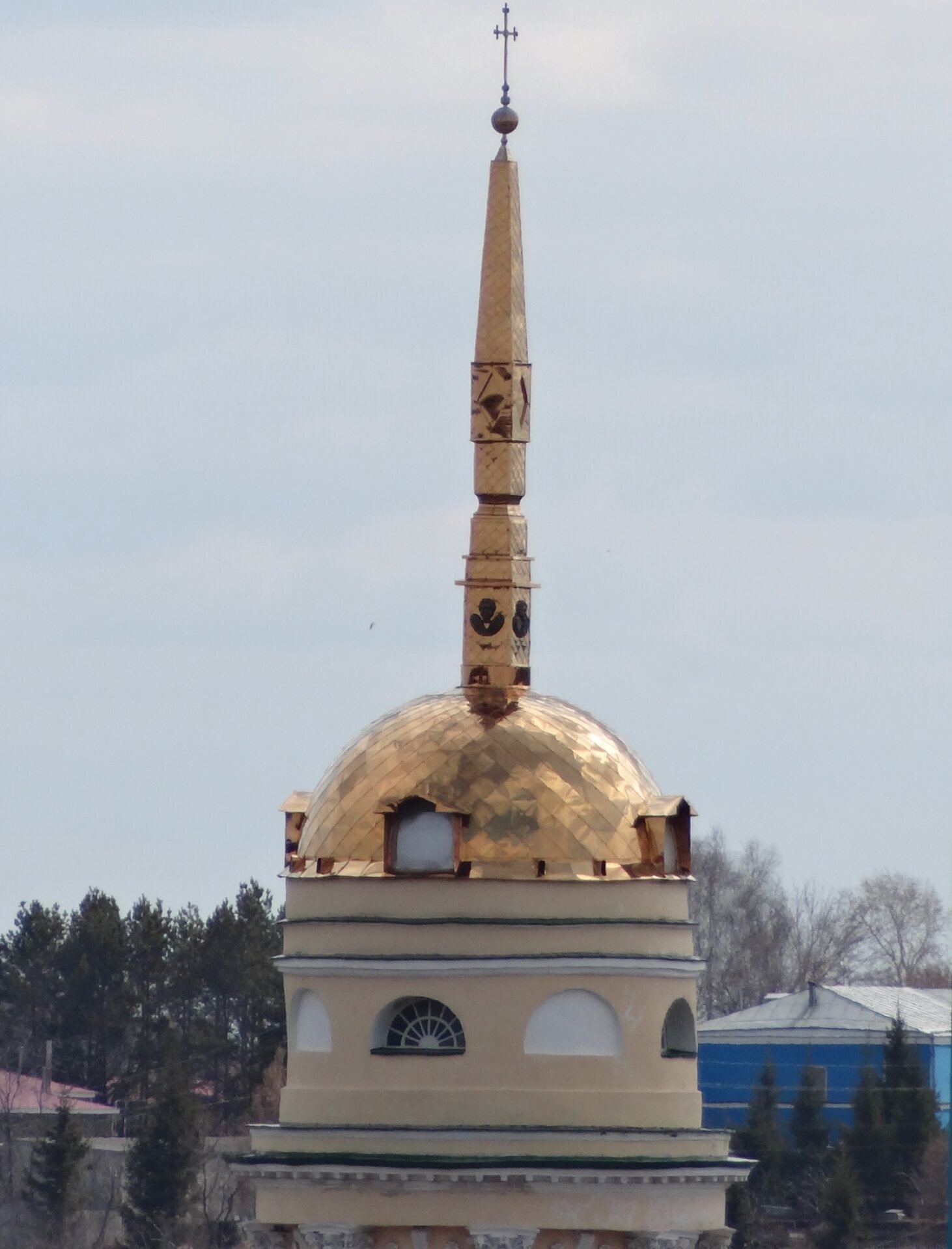 Купол и шпиль Свято-Троицкого кафедрального собора