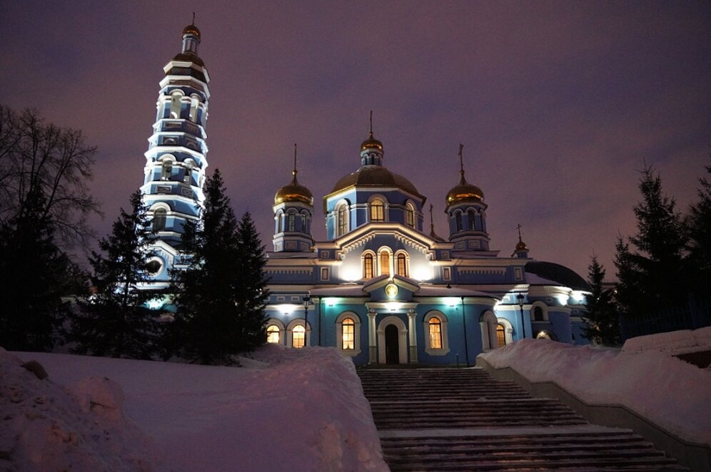 Собор Рождества Пресвятой Богородицы в Уфе в зимнем убранстве