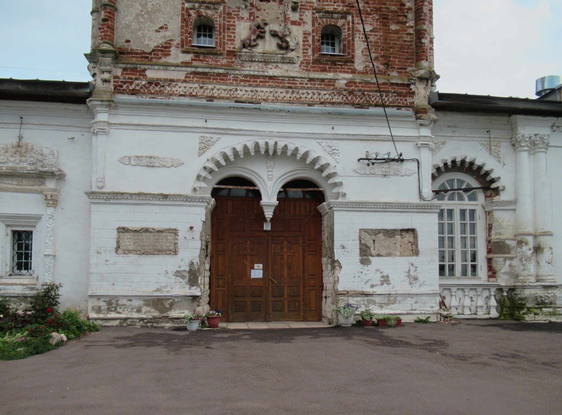 Реставрация Троицкой церкви в Дединово: фрагмент кирпичной кладки и оконного декора
