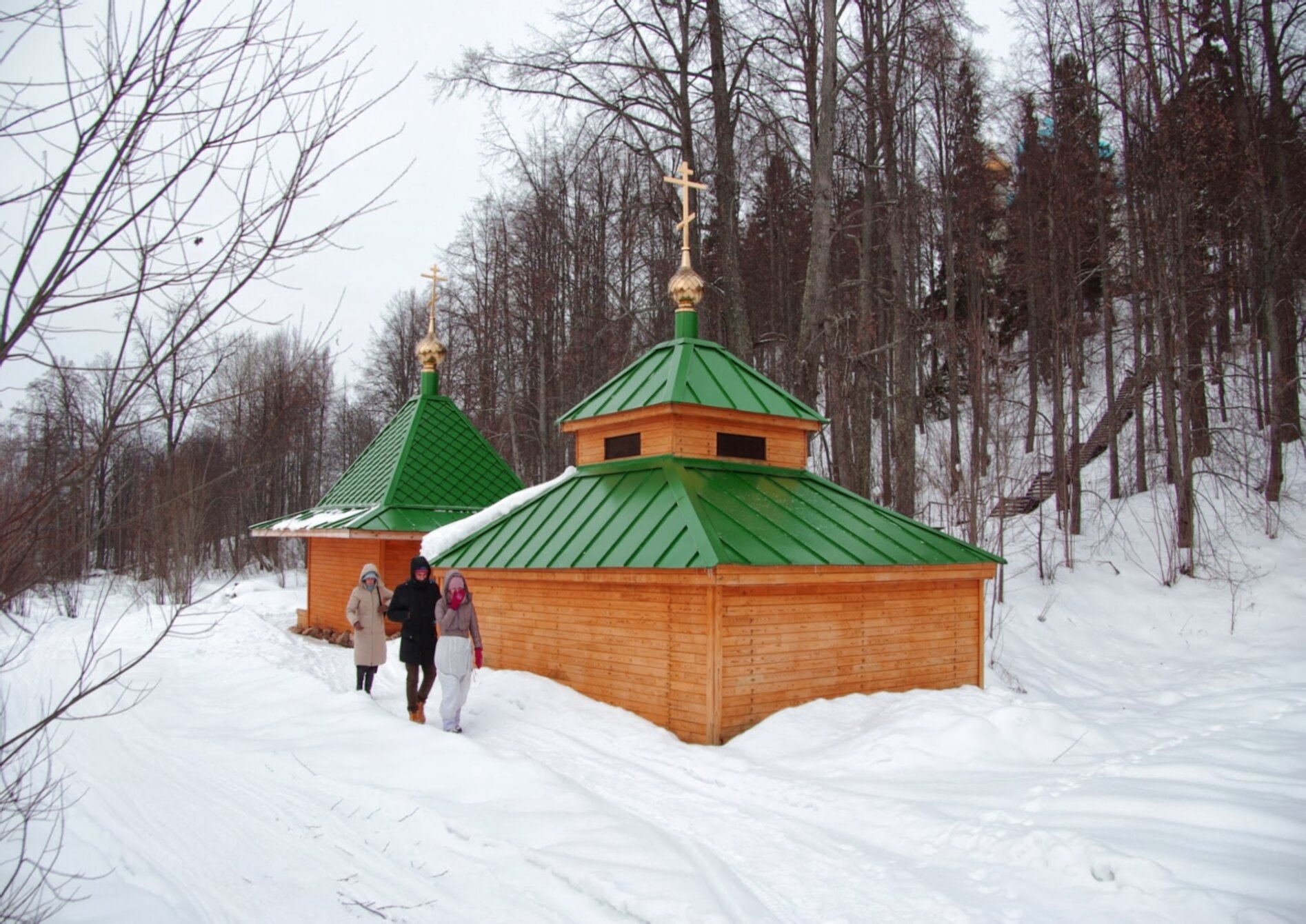 Авраамиево-Городецкий монастырь на Чухломском озере в зимнее время