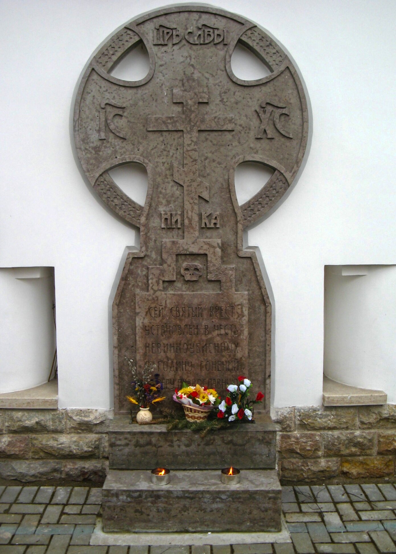 Поклонный крест у Преображенской церкви в Тярлево