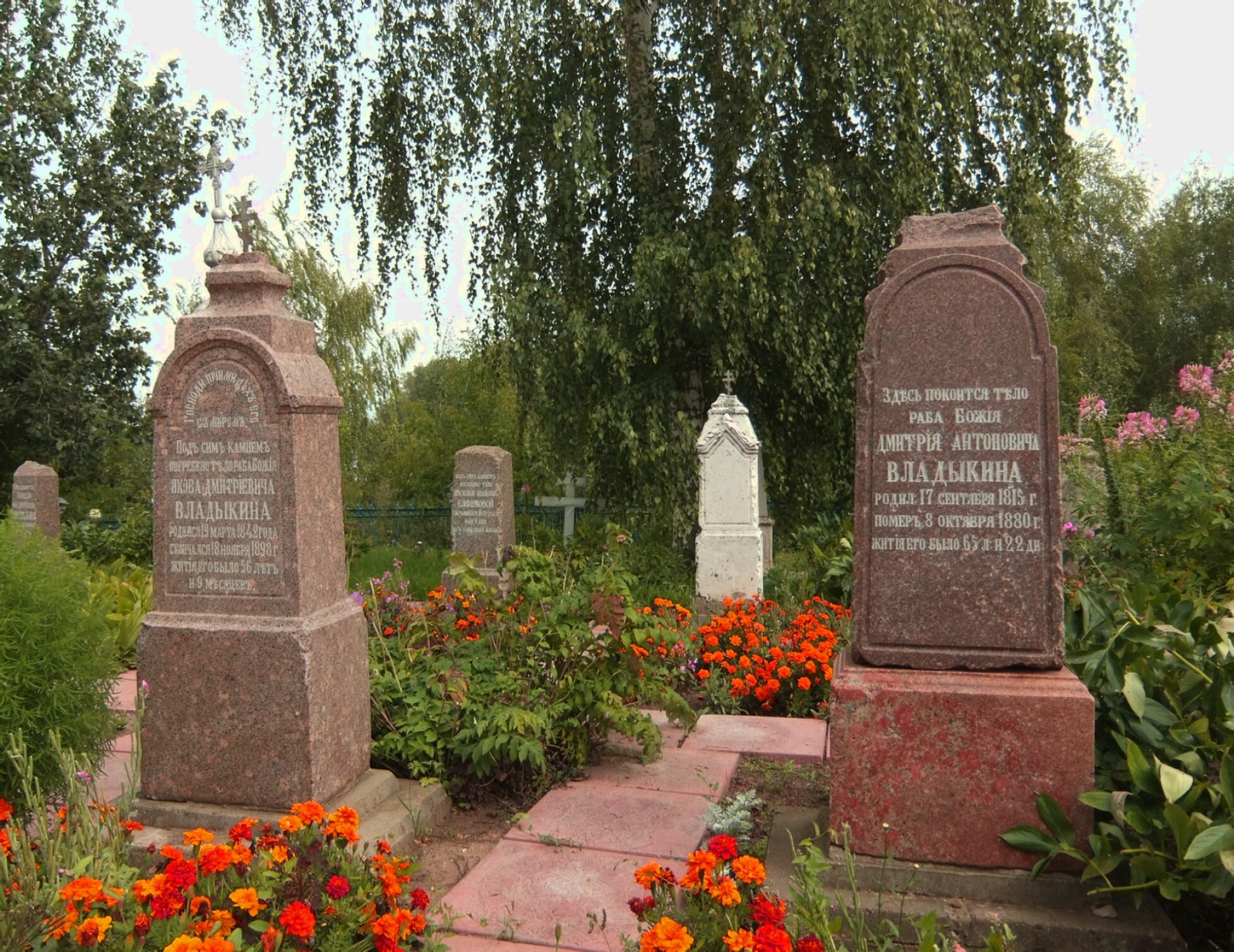 Некрополь Казанской Богородицкой церкви в Великом Враге