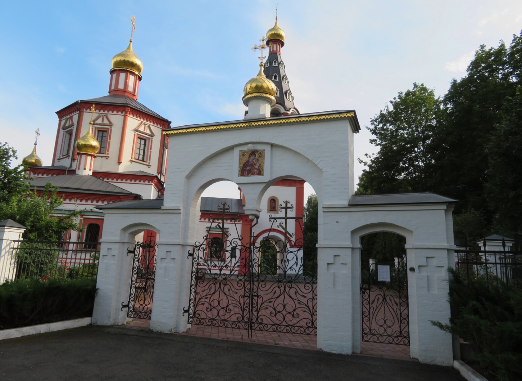 Храм Грузинской иконы Божией Матери в селе Якшино