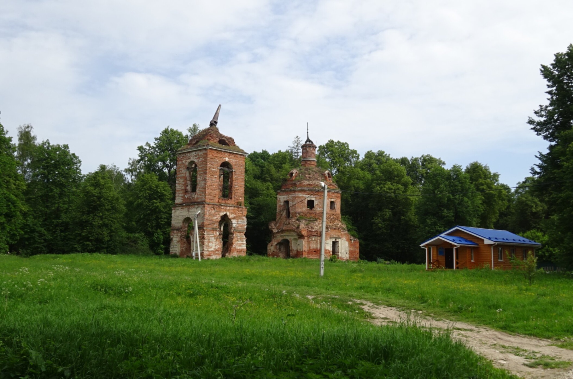 Церковь Троицы Живоначальной в селе Лужники