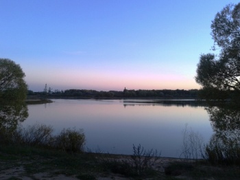 Свято-Юрьев монастырь на рассвете: вид с озера Мячино