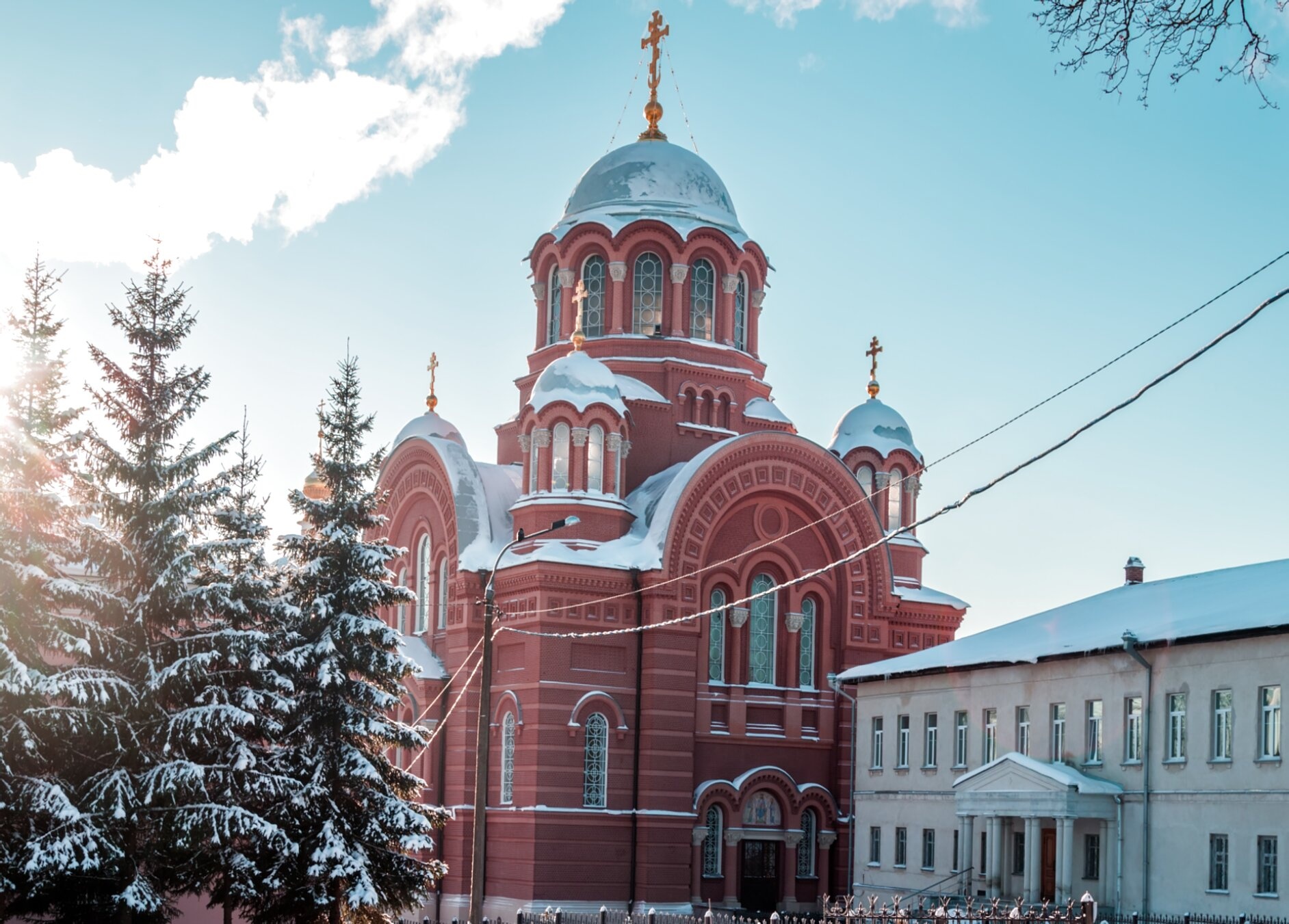Никольский собор Покровского Хотькова монастыря в зимнем убранстве