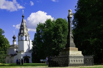 Успенский собор и памятник Василию I на Соборной горе в Плёсе