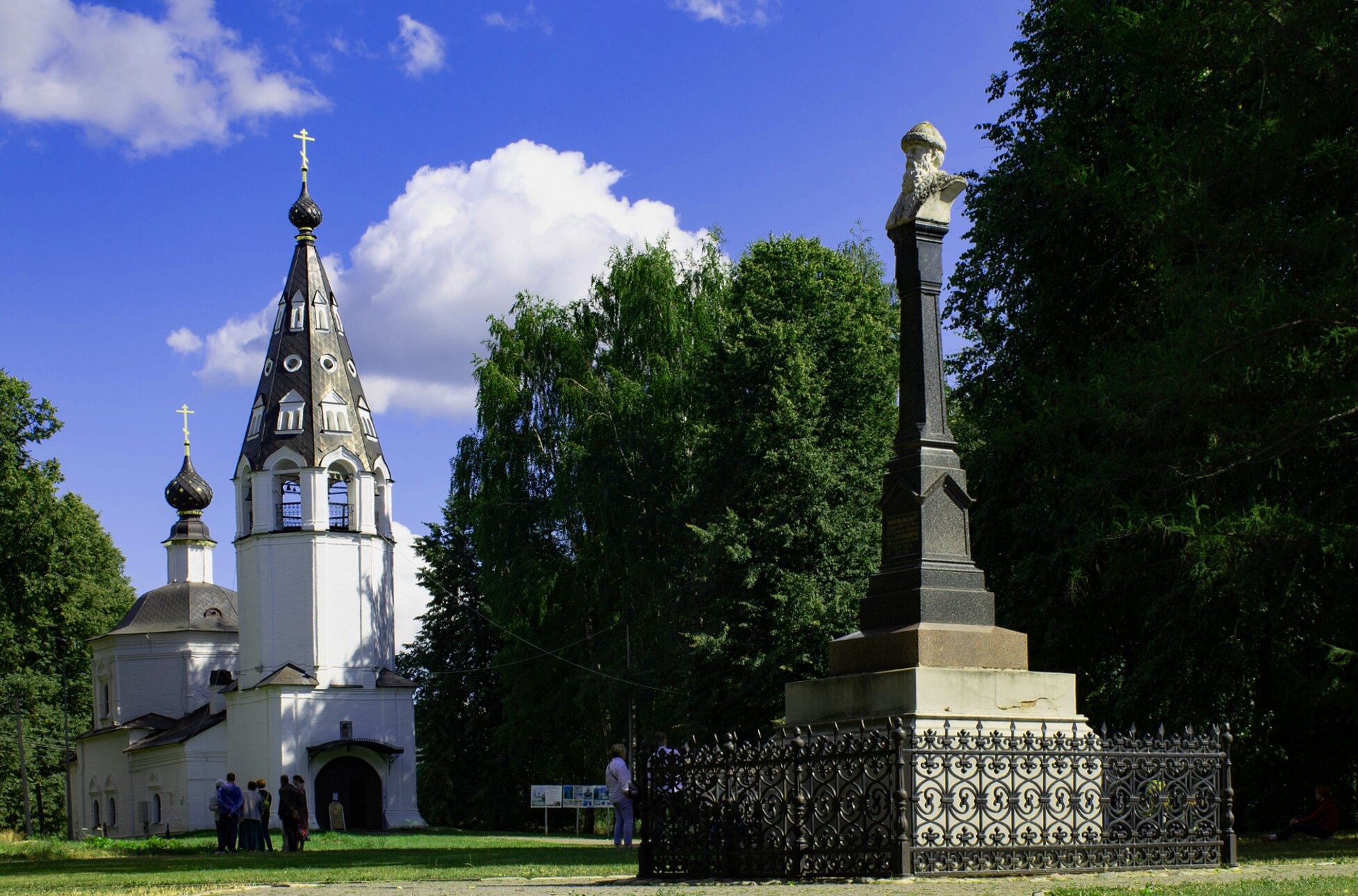 Успенский собор и памятник Василию I на Соборной горе в Плёсе