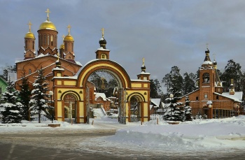 Храм Святых Апостолов Петра и Павла в Ильинском зимой