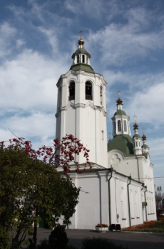 Храм Воздвижения Креста Господня в Тюмени осенью