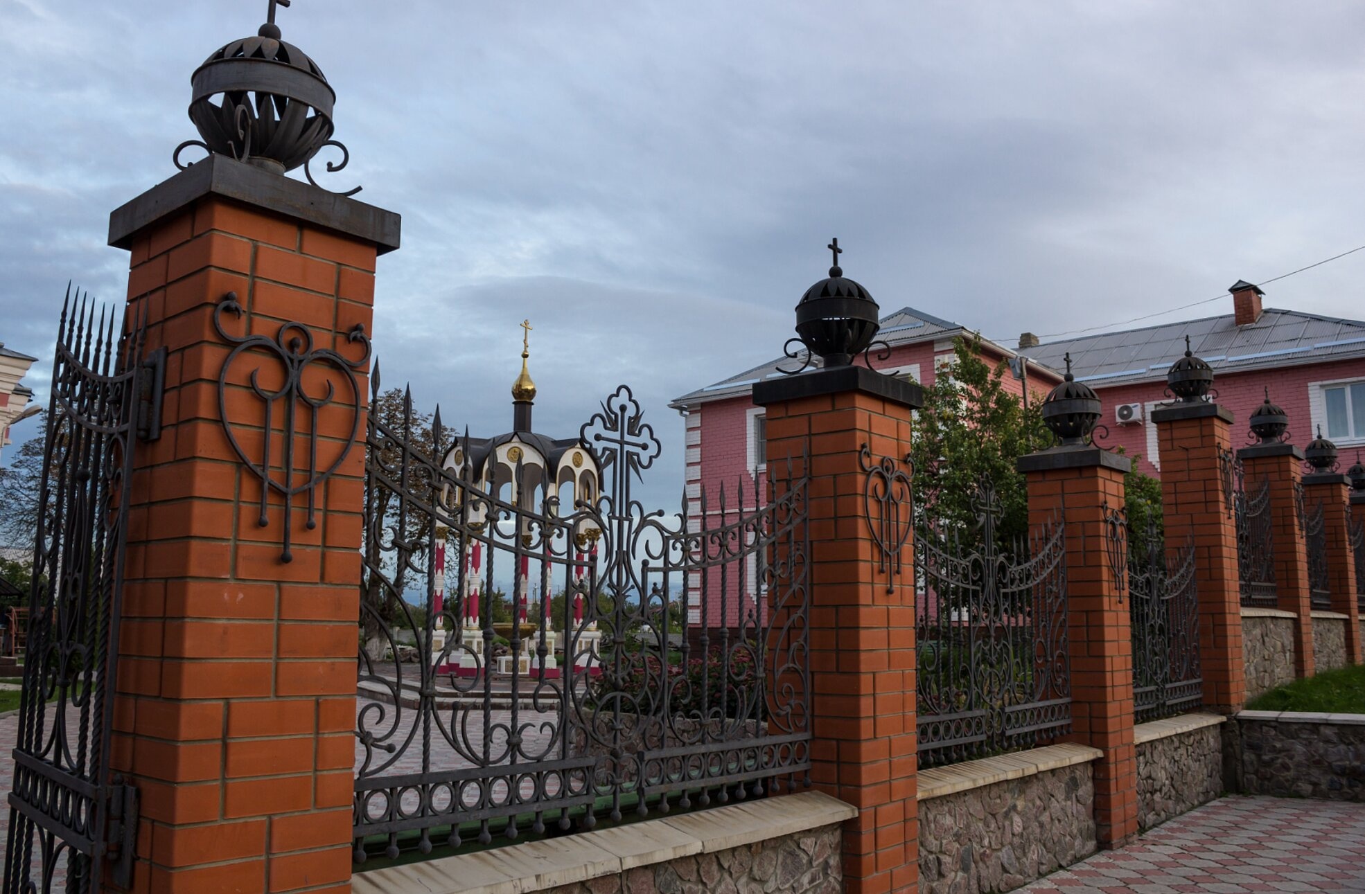 Ограда Крестовоздвиженского храма в Старом Осколе