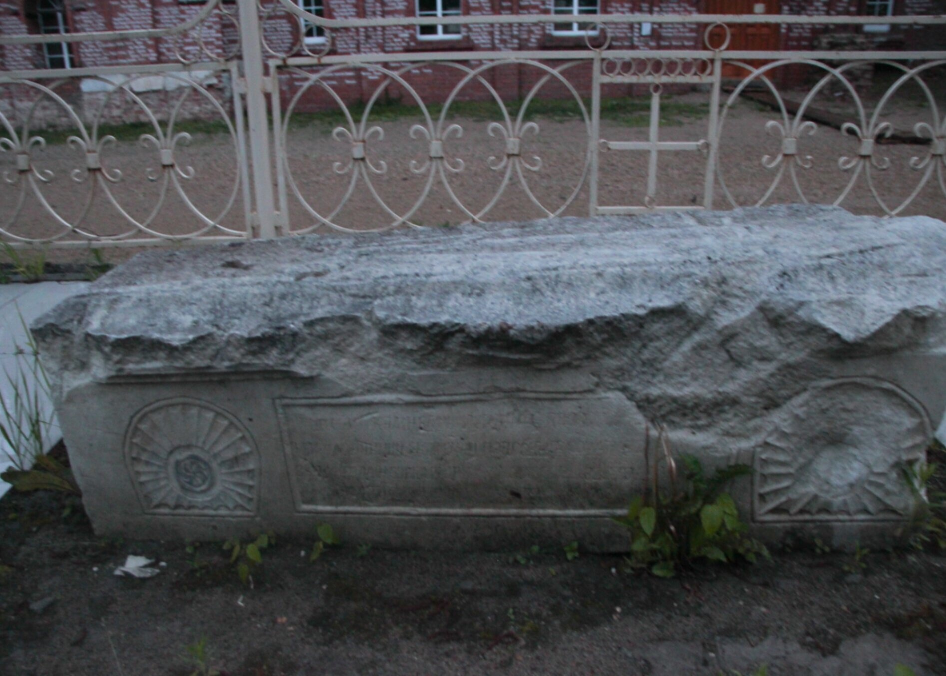 Надгробный памятник в Свято-Лаврентьевом монастыре (Калуга)