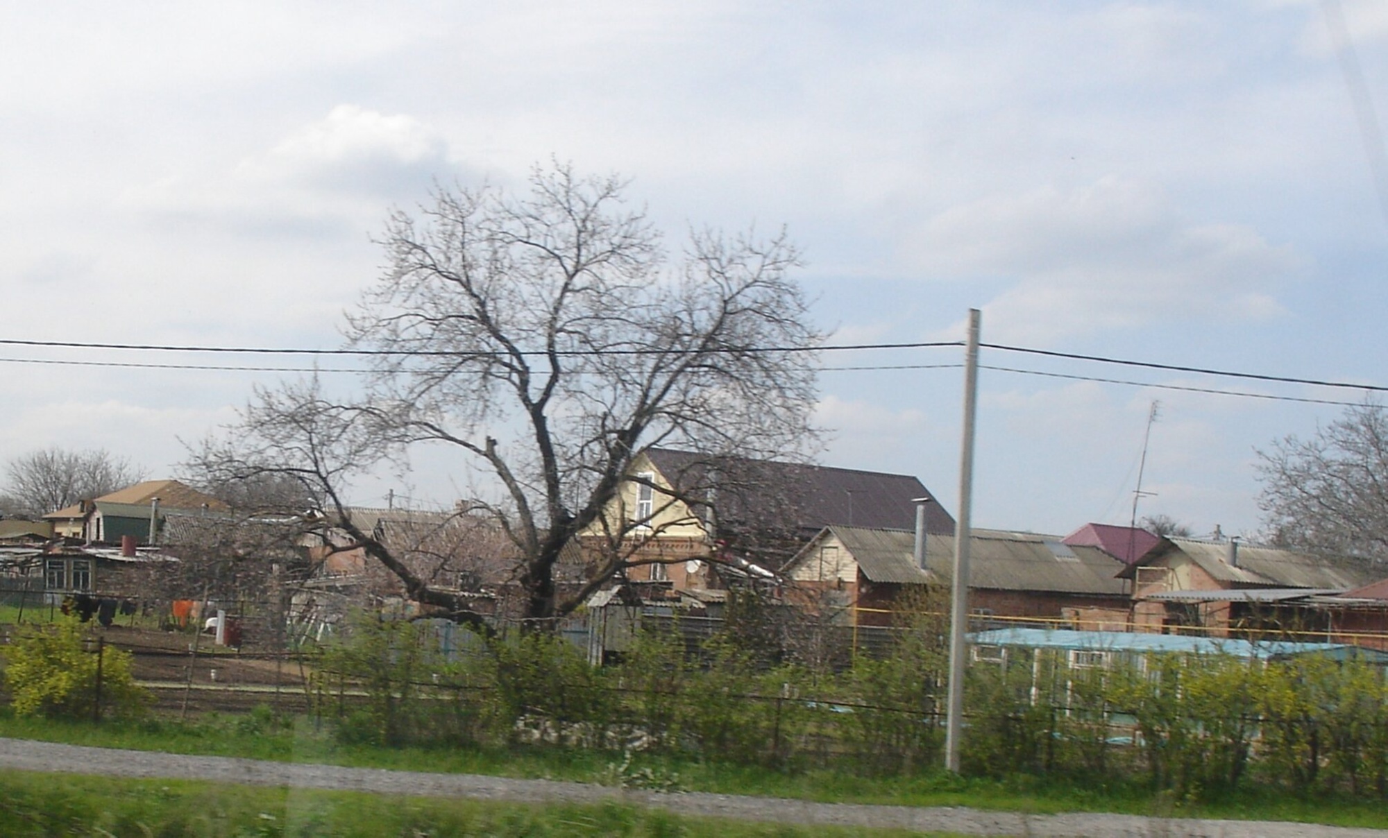 Сельский пейзаж села Вареновка с православной церковью