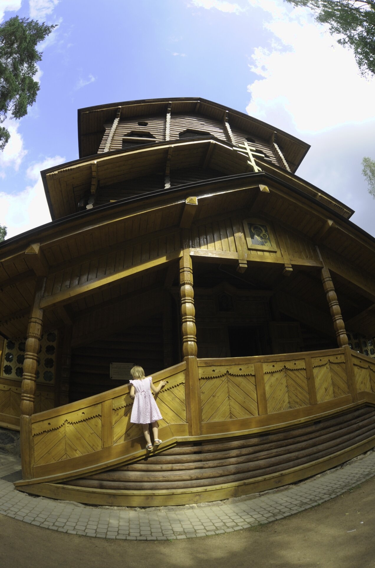 Старинный деревянный храм в русском стиле