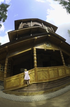 Старинный деревянный храм в русском стиле