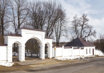 Вход на территорию Церкви Михаила Архангела в селе Лермонтово