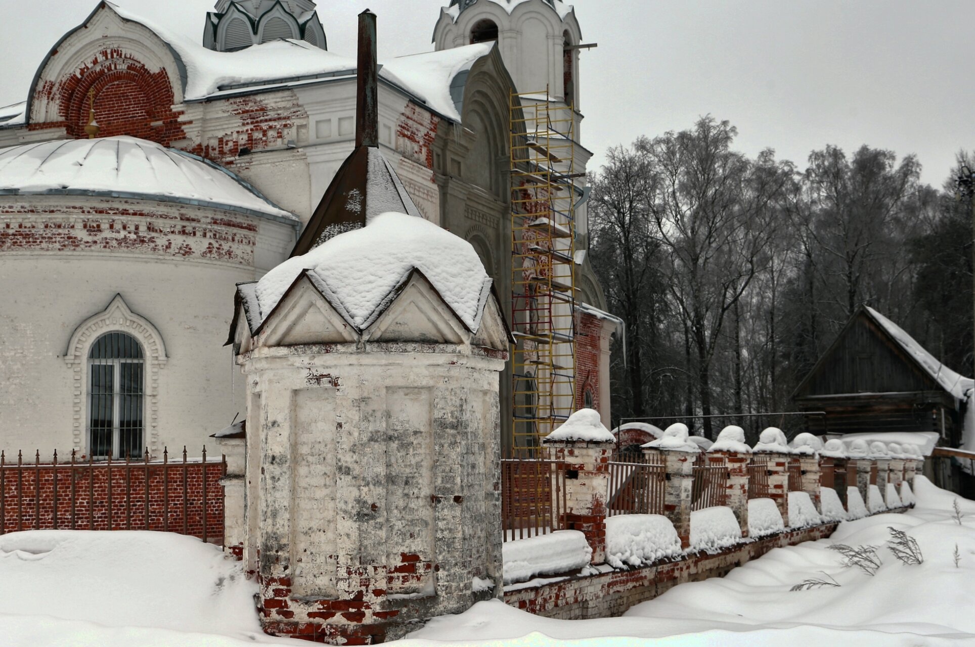 Церковь Покрова Пресвятой Богородицы в Омофорово зимой