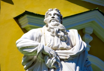 Статуя апостола на балюстраде Церкви Рождества Богородицы в Подмоклово