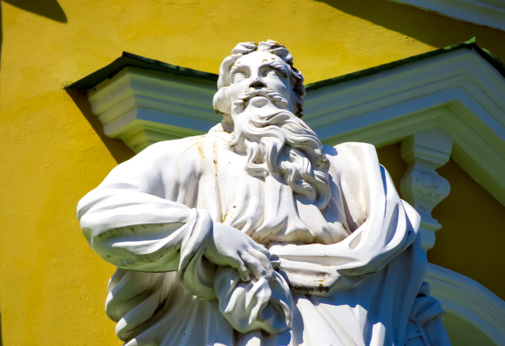 Статуя апостола на балюстраде Церкви Рождества Богородицы в Подмоклово