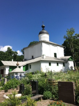 Церковь Жён-Мироносиц в Пскове со скудельницей и часовней