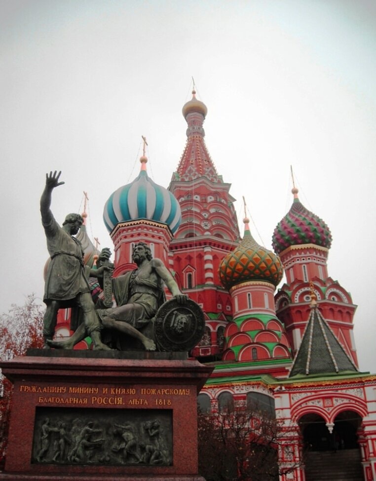 Храм Василия Блаженного и памятник Минину и Пожарскому на Красной площади