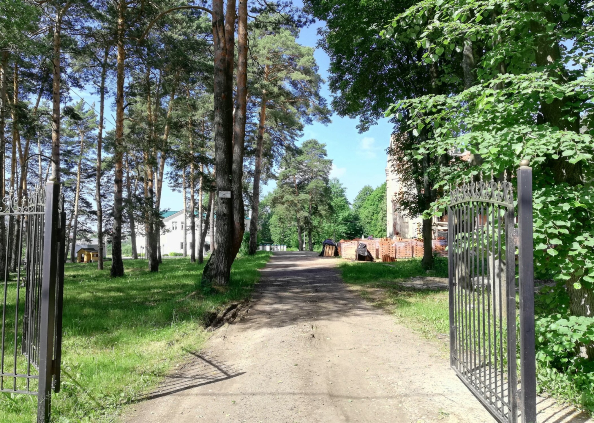 Храм Святителя Николая в городе Чехов - фотография территории