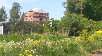 Руины церкви Святой Великомученицы Ирины в Волгово